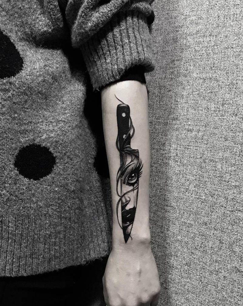 匕首里的女人纹身图片_手臂欧美写实纹身图案