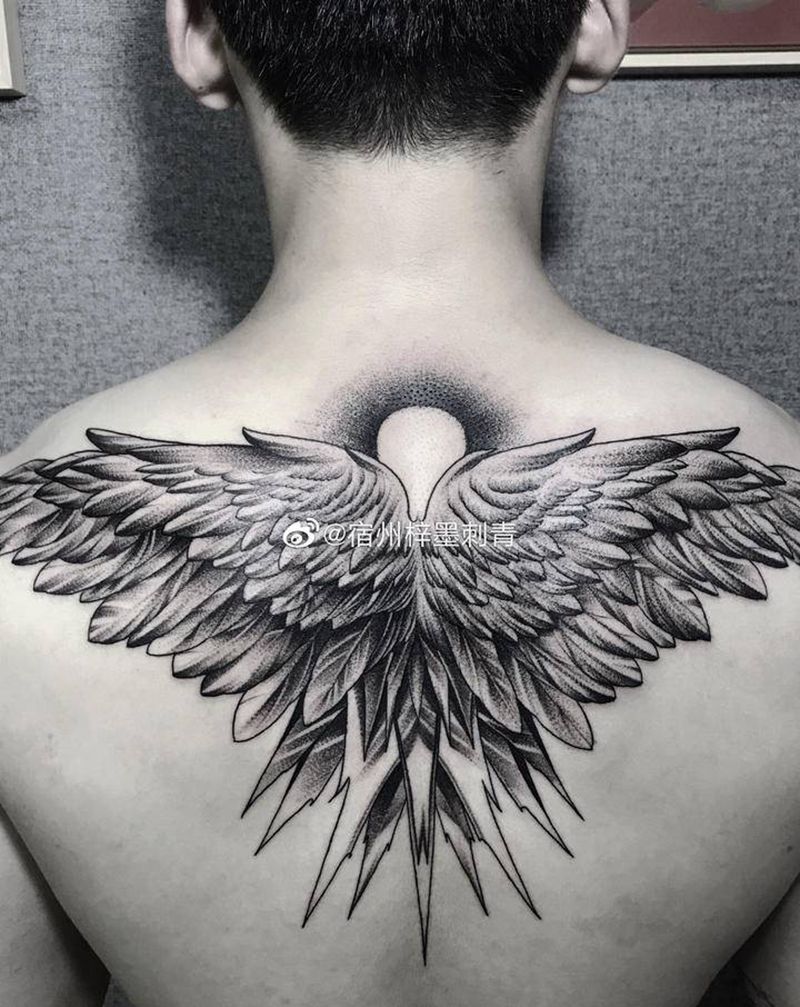 天使翅膀纹身图片_肩部背部欧美写实纹身图案