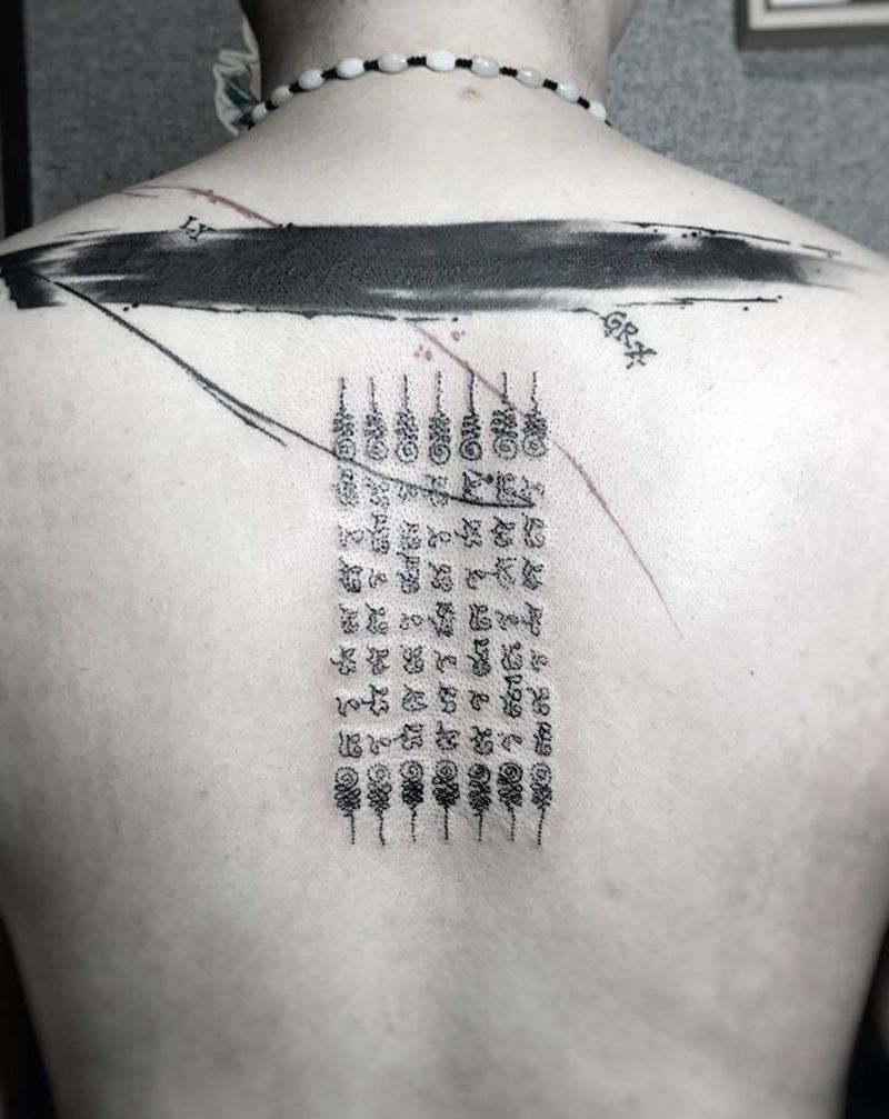 泰国刺符，水墨纹身图片_颈部背部老传统点刺纹身图案