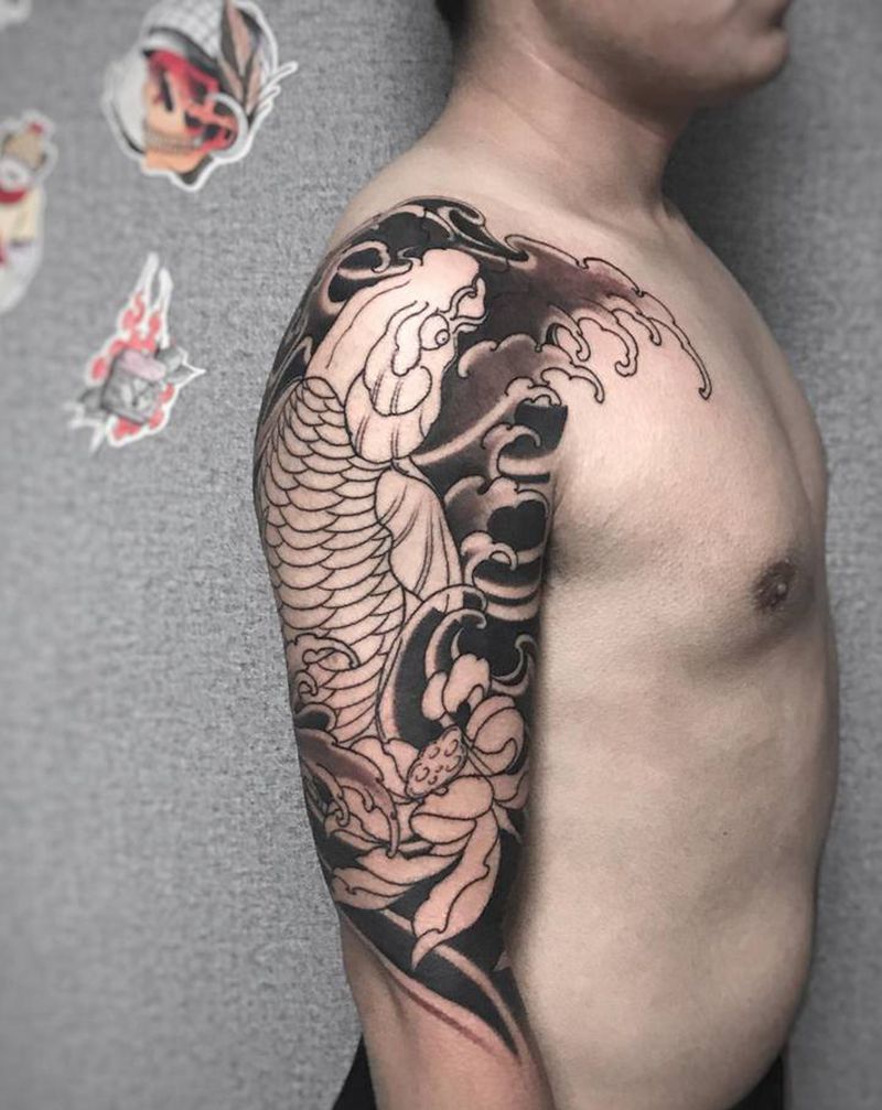 锦鲤纹身图片_肩部手臂老传统新传统纹身图案