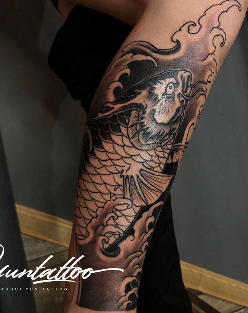 敖鱼纹身图片_腿部老传统新传统鱼荷花水浪纹身图案