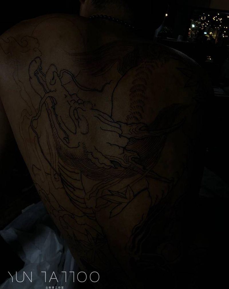 麒麟纹身图片_背部老传统新传统麒麟水浪枫叶纹身图案