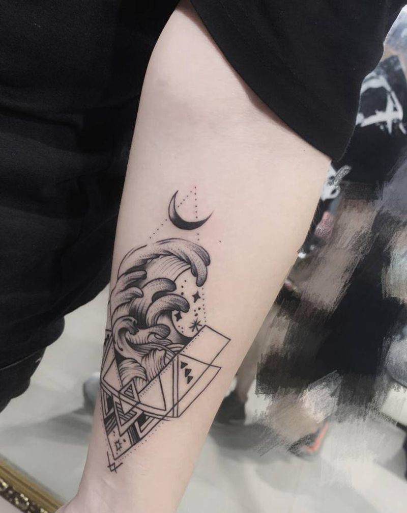 店内素花作品 图三是盖疤纹身图片_臀部胸部点刺几何纹身图案