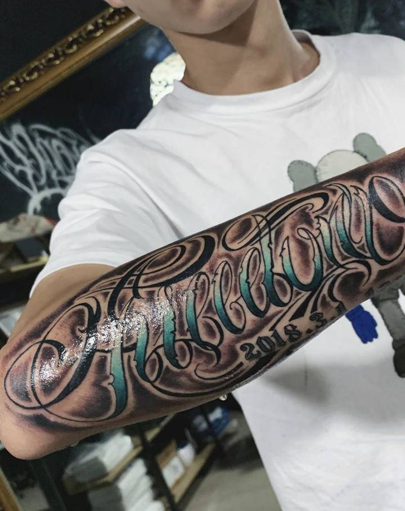 私人订制彩色花体英文纹身图片_手臂花体字纹身图案