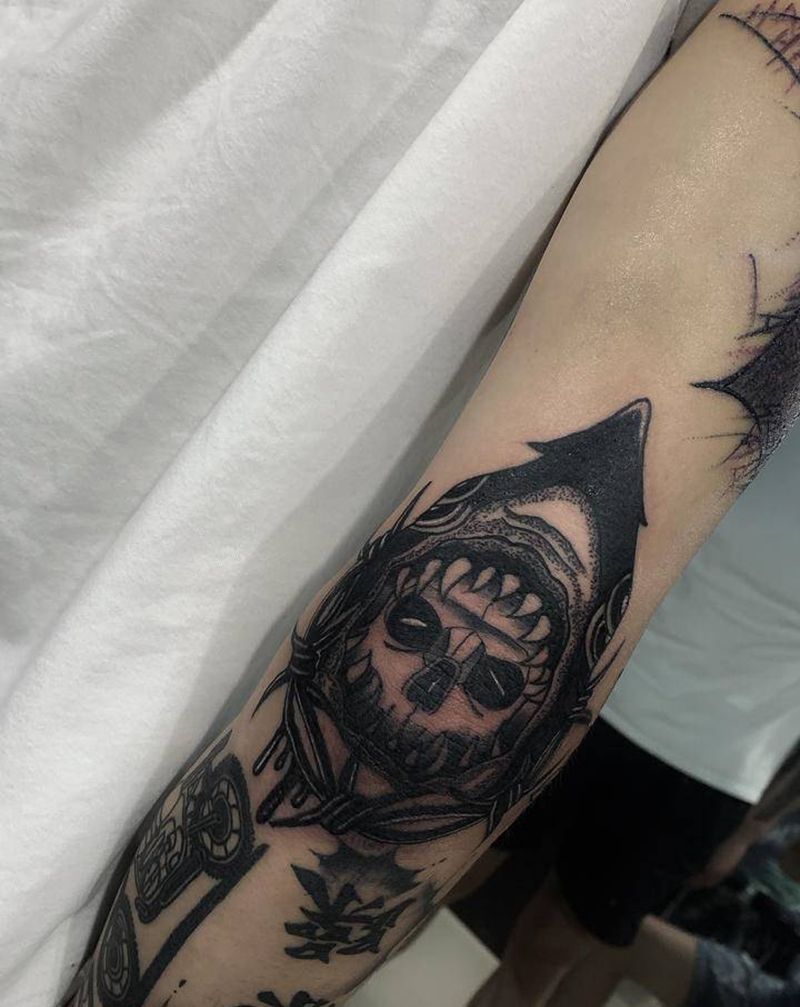 胳膊肘  暗黑风格鲨鱼纹身图片_手臂点刺纹身图案