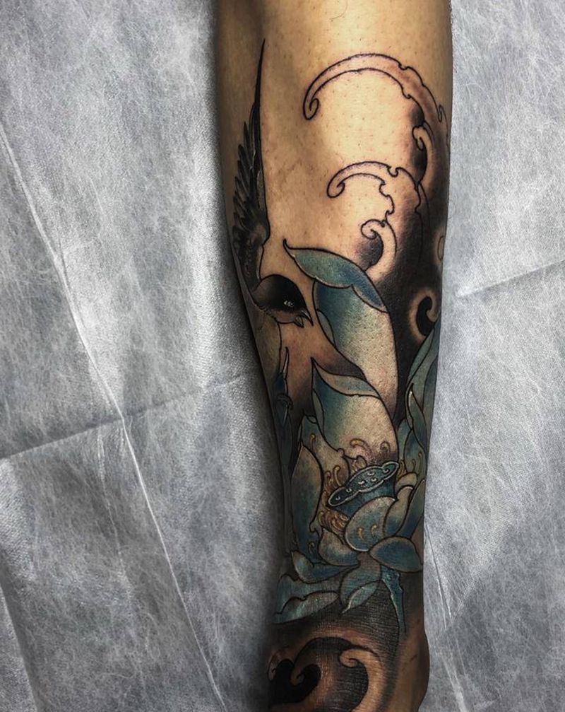 荷花燕子纹身图片_腿部新传统纹身图案