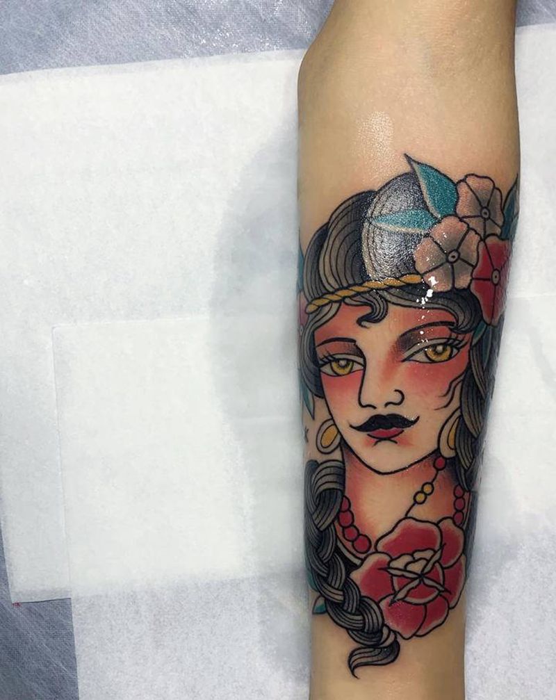 Old school女纹身图片_手臂Old School纹身图案