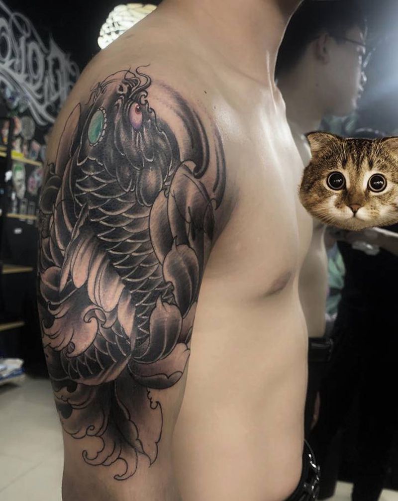 店内大臂招财鲤鱼纹身图片_手臂老传统新传统纹身图案