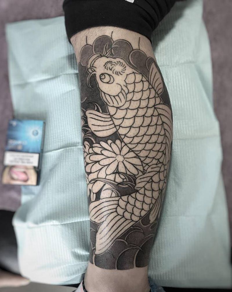 锦鲤纹身图片_脚部老传统纹身图案