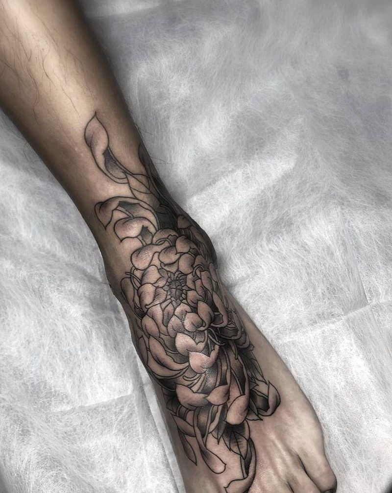 黑灰传统  脚背菊花纹身图片_脚部新传统纹身图案