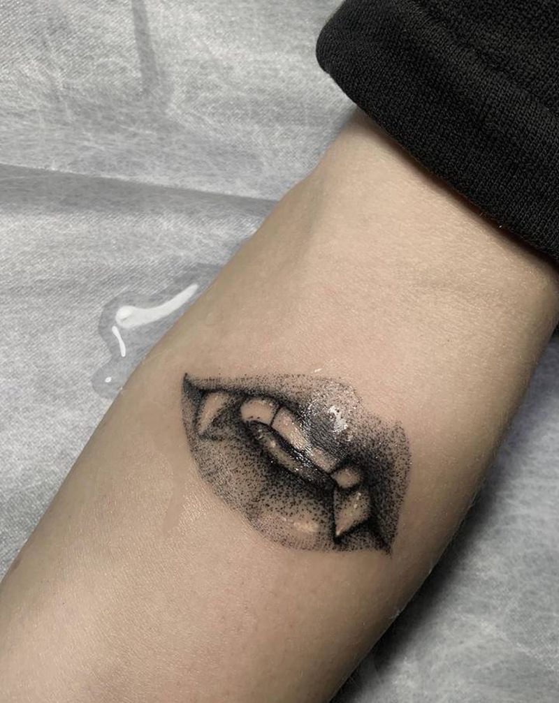 嘴巴纹身图片_手臂欧美写实纹身图案