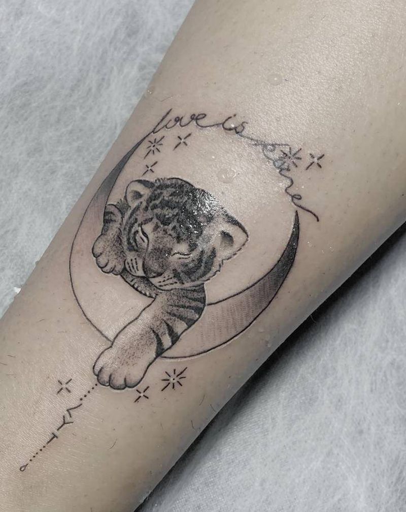 小老虎纹身图片_腿部点刺纹身图案