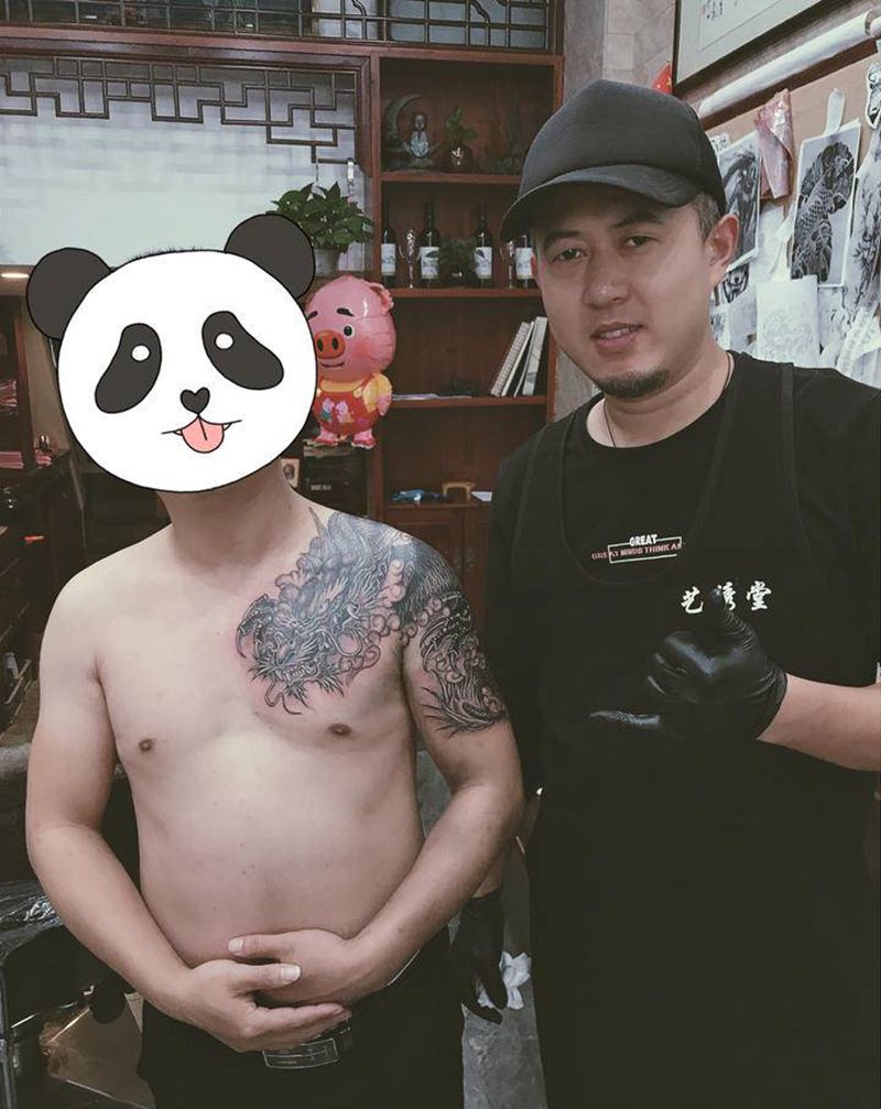 龙纹身图片_胸部手臂老传统点刺纹身图案