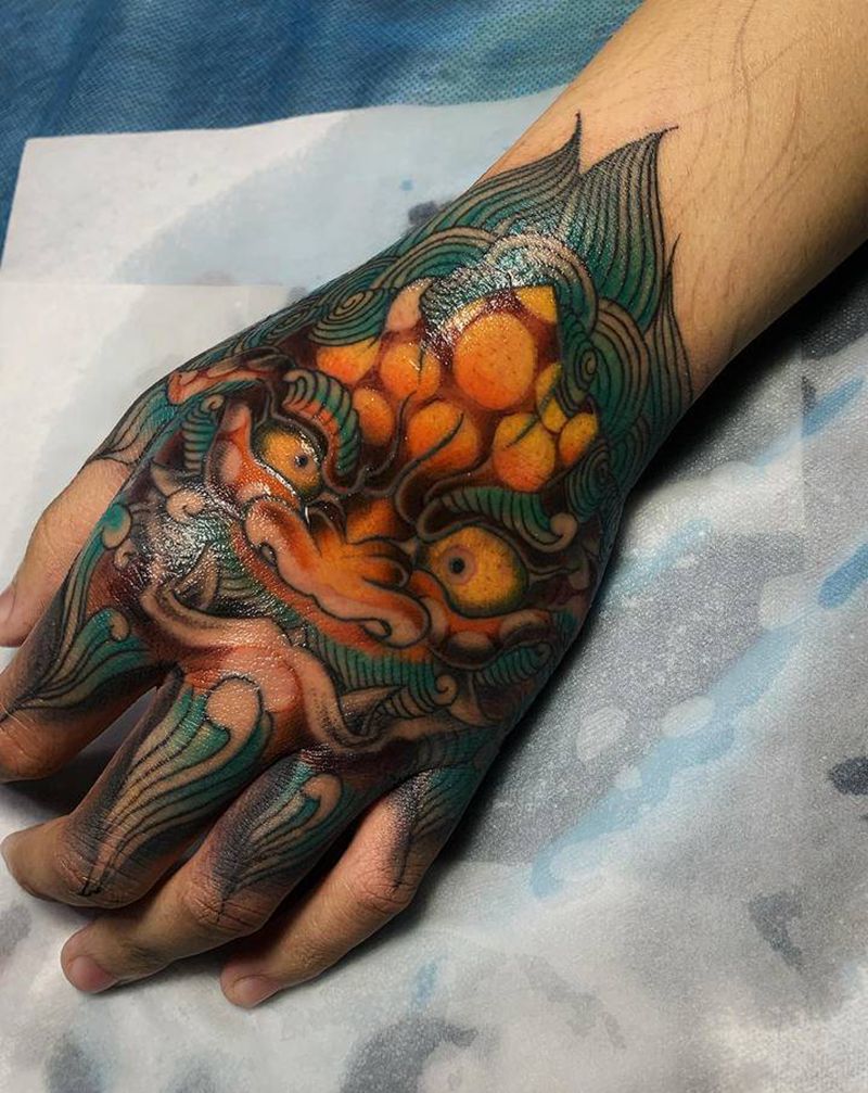 手背唐狮纹身纹身图片_手部新传统纹身图案