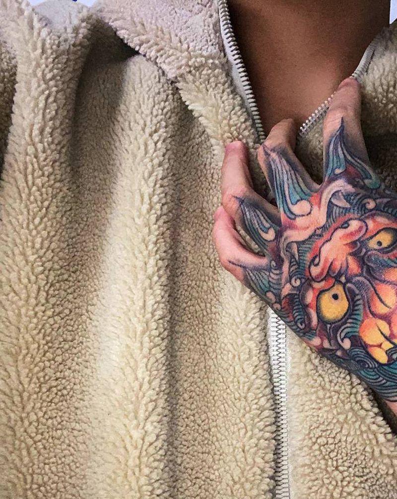 唐狮手背纹身图片_手部新传统纹身图案