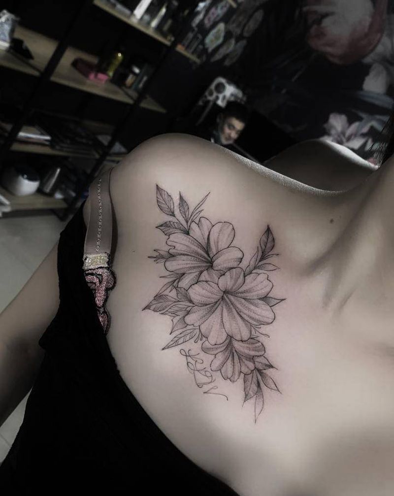 素花锁骨纹身纹身图片_肩部点刺纹身图案