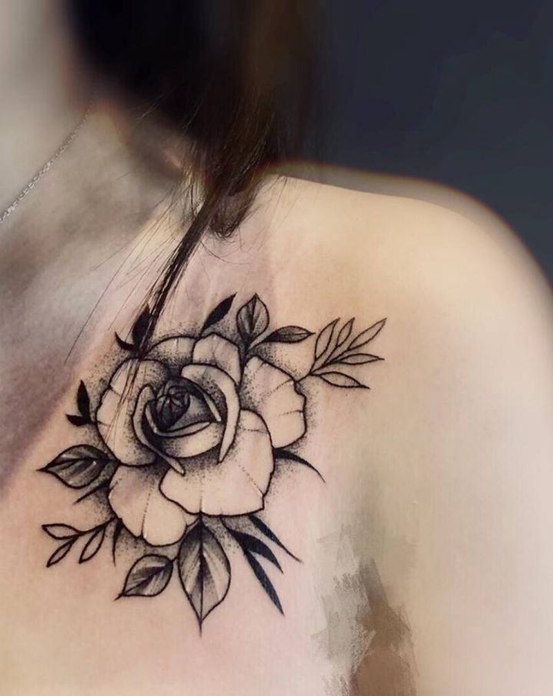 玫瑰纹身图片_胸部纹身图案