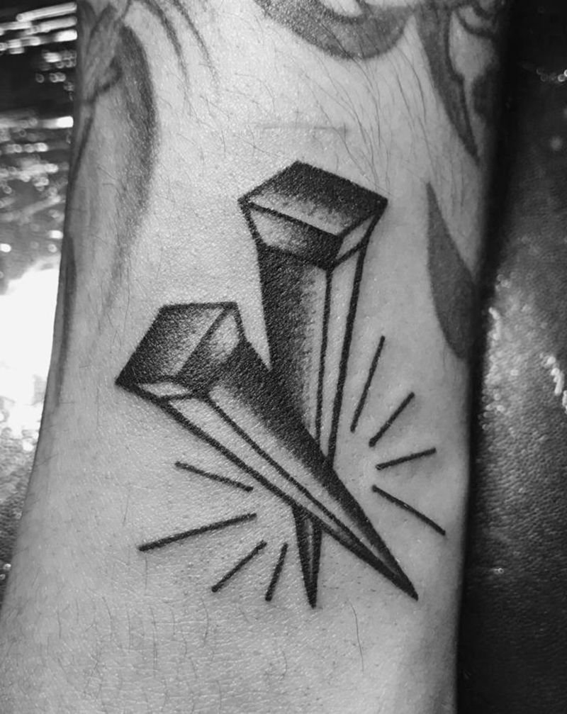 钉子纹身图片_手臂手部Old School纹身图案