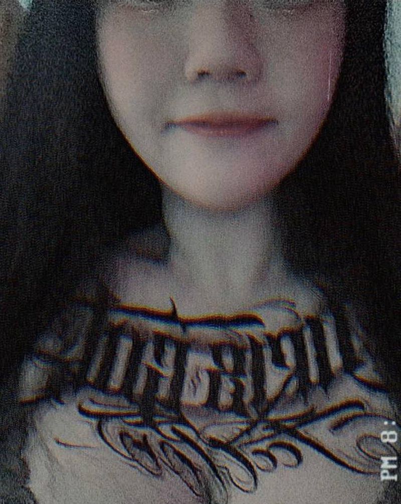 花体英文花胸纹身图片_胸部花体字纹身图案