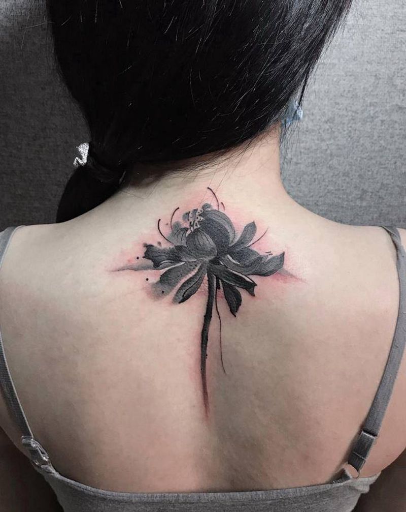 水墨荷花纹身图片_肩部颈部水墨纹身图案