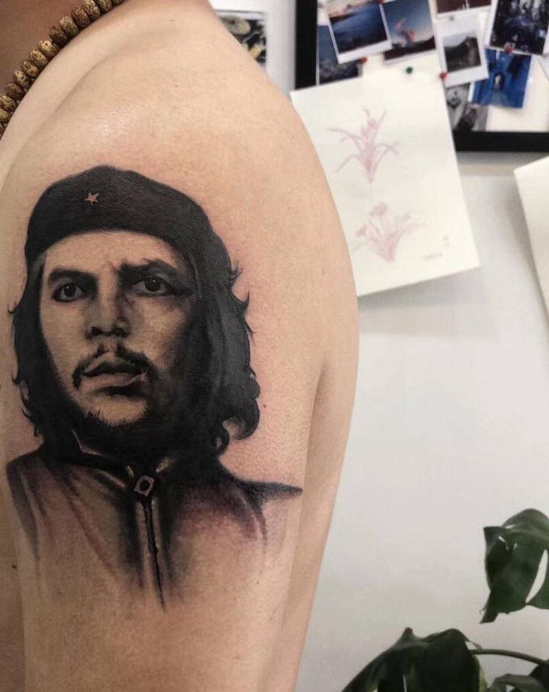切，格瓦拉《整容修改》纹身图片_肩部欧美写实纹身图案