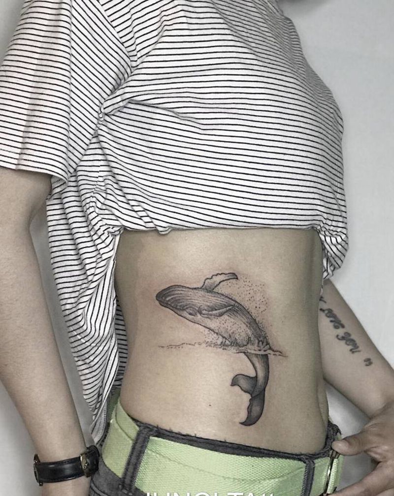 鲸鱼纹身图片_腰部纹身图案