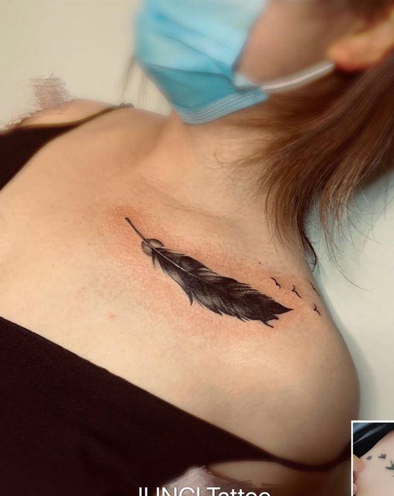 羽毛覆盖老纹身纹身图片_胸部纹身图案