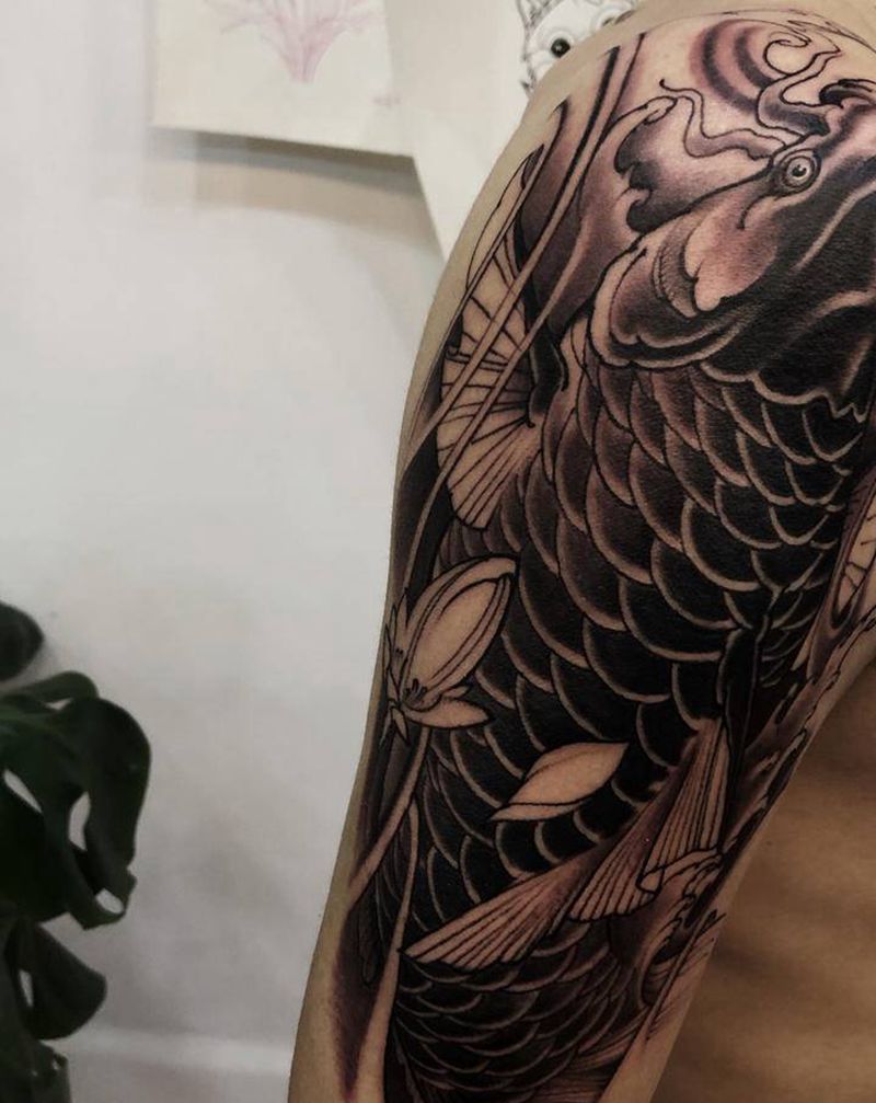 锦鲤纹身图片_手臂肩部新传统纹身图案