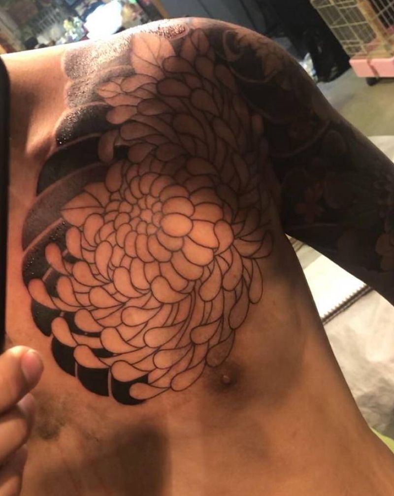 日式老传统 半甲纹身图片_胸部老传统纹身图案