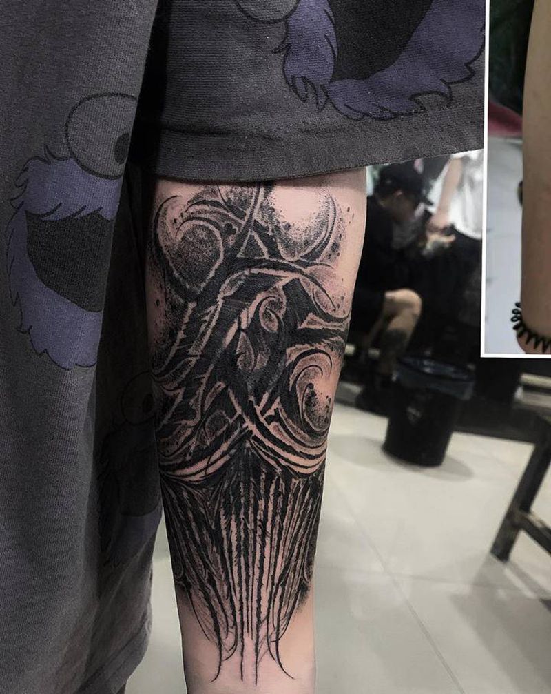 暗黑花体字纹身图片_手臂花体字纹身图案