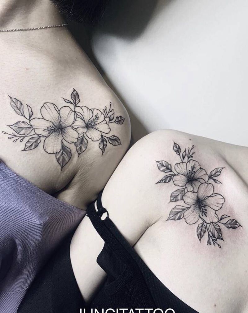 素花纹身图片_胸部纹身图案