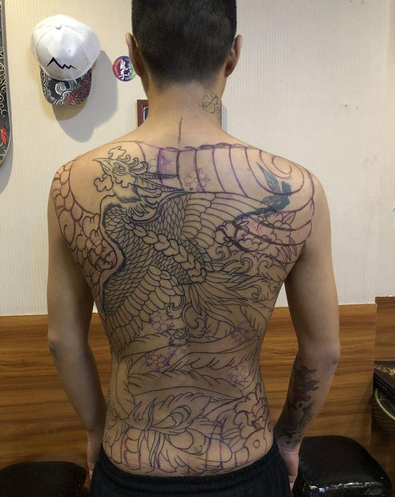 老传统凤凰纹身图片_背部老传统纹身图案