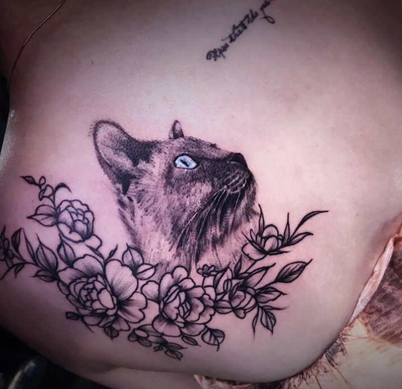 圆针猫咪纹身图片_背部点刺欧美写实纹身图案