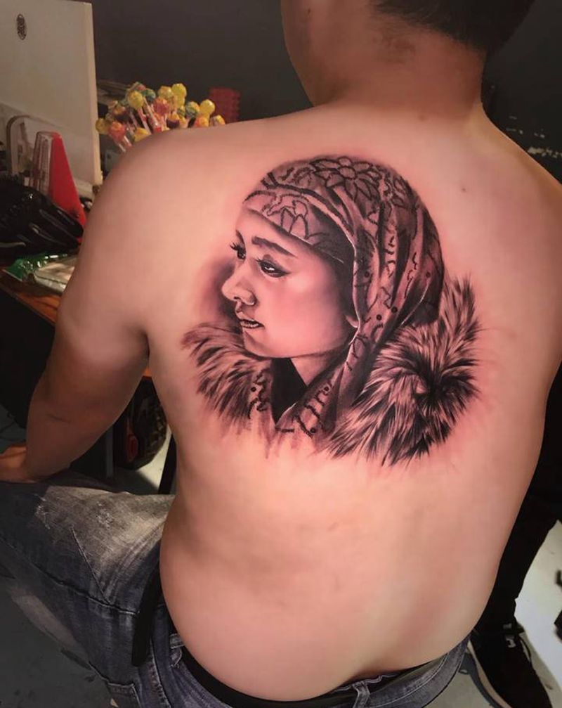肖像纹身图片_背部欧美写实纹身图案
