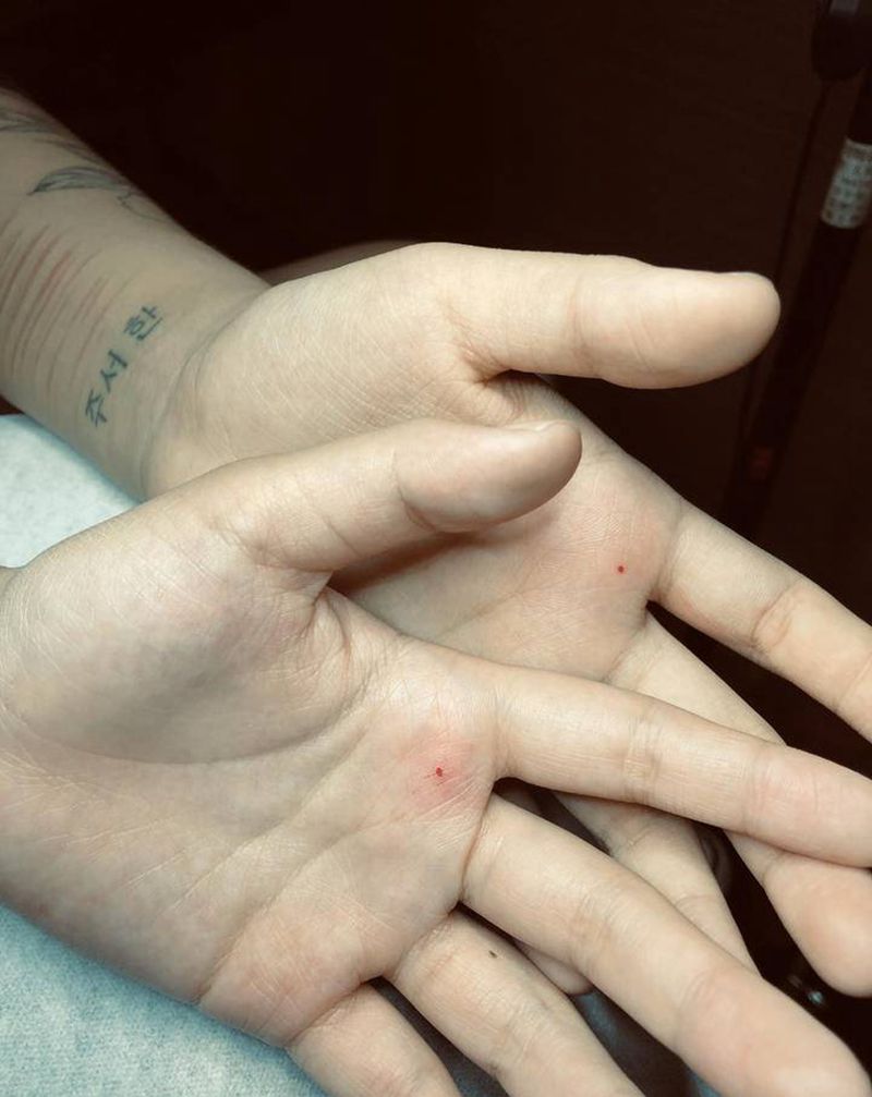 朱砂痣纹身图片_手部点刺纹身图案