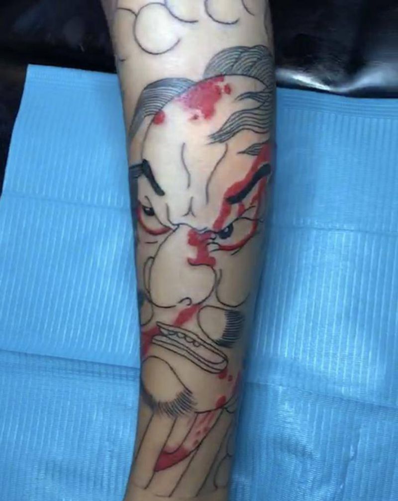 生首线条完成纹身图片_腿部老传统纹身图案