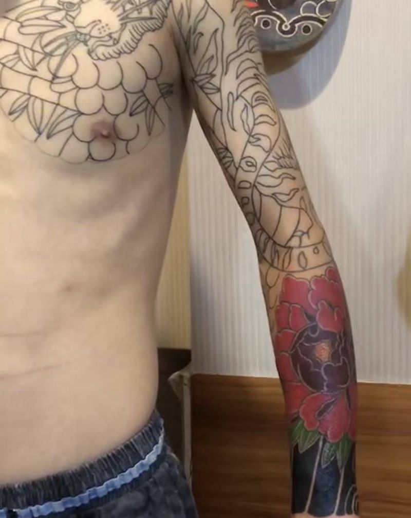 全甲纹身图片_手臂老传统纹身图案