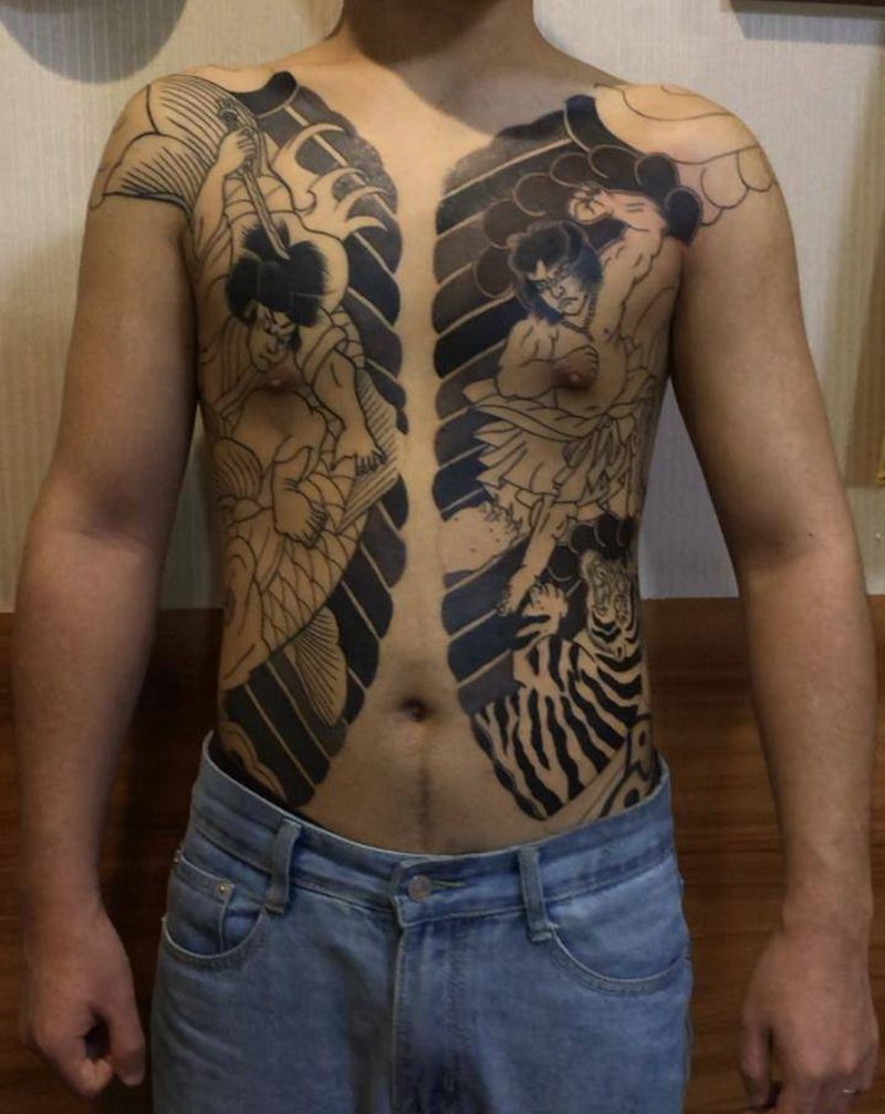 开⛰️纹身图片_腹部老传统纹身图案