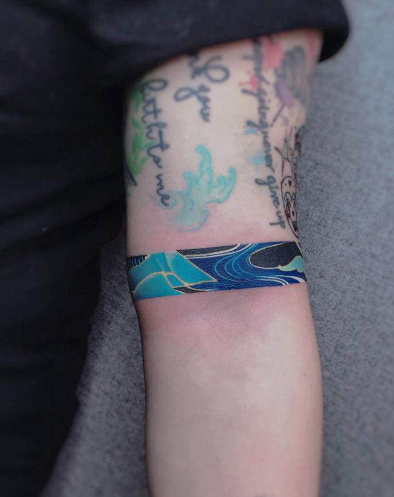臂环山海纹身图片_手臂手部水彩水墨纹身图案
