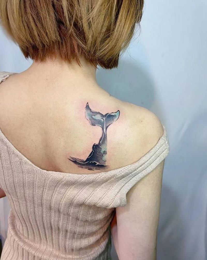 鲸尾纹身图片_背部水墨纹身图案