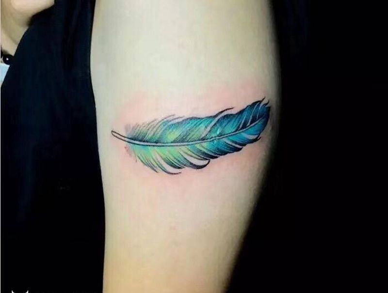 蓝色羽毛纹身纹身图片_手臂手部水彩水墨纹身图案