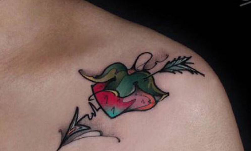 胸口一剑穿心纹身纹身图片_胸部背部Old SchoolNew School纹身图案