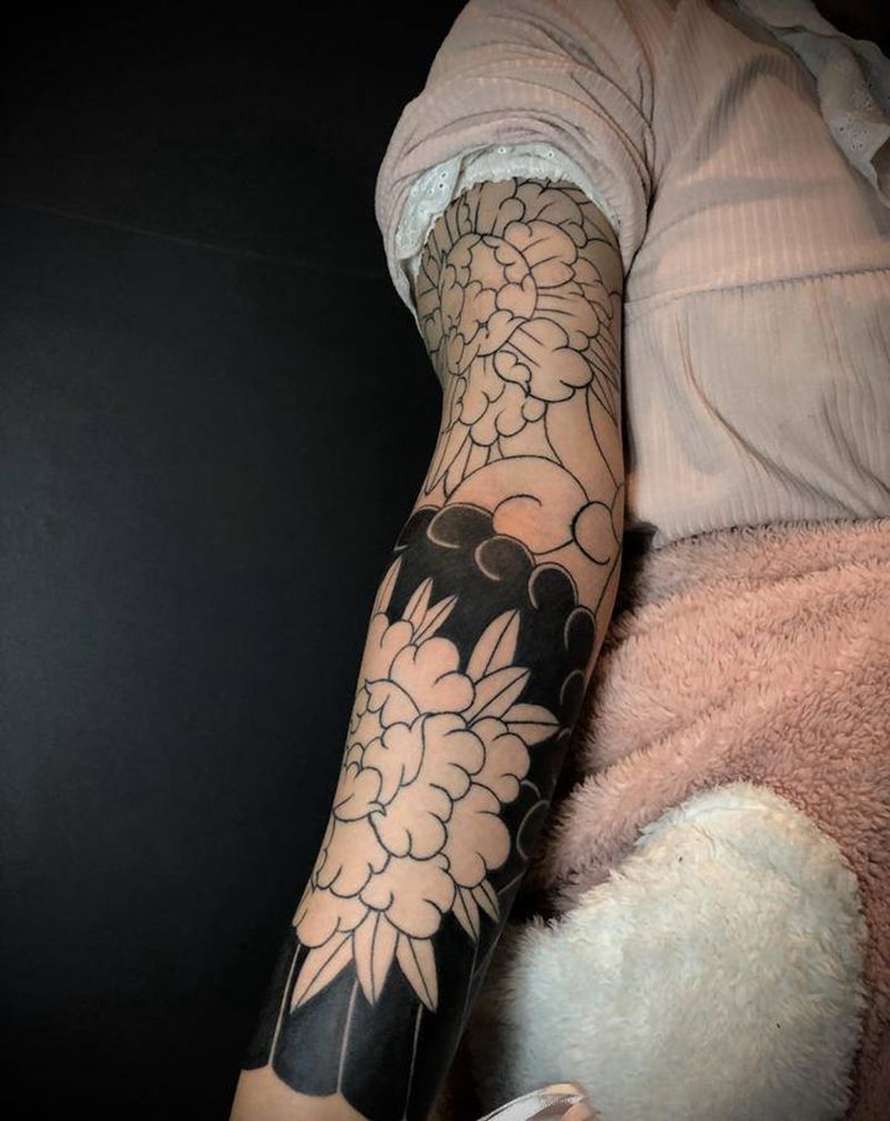 美女牡丹花臂未完纹身图片_手部老传统纹身图案