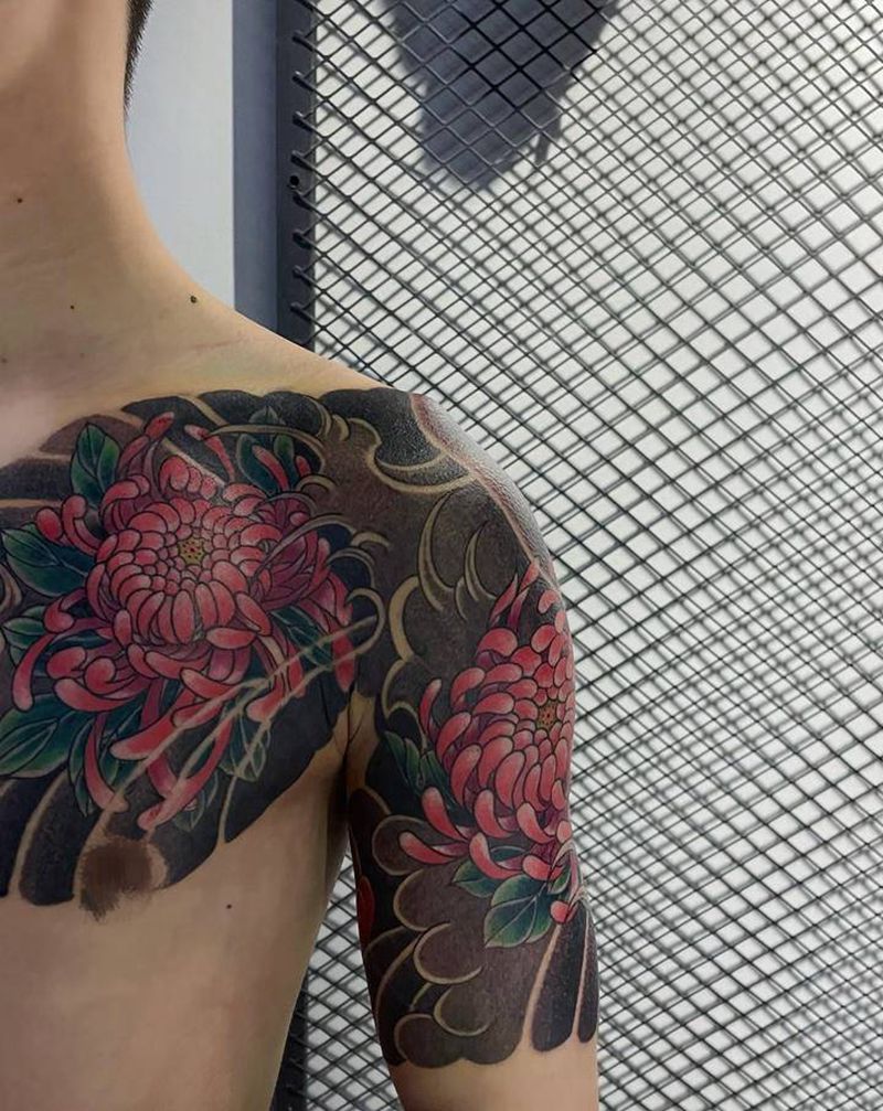 老传统菊花半甲纹身图片_手臂胸部老传统纹身图案