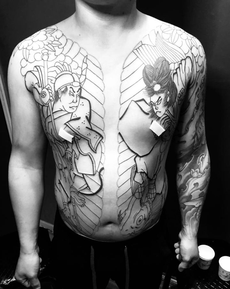 开衫初步先纹身图片_腹部老传统纹身图案