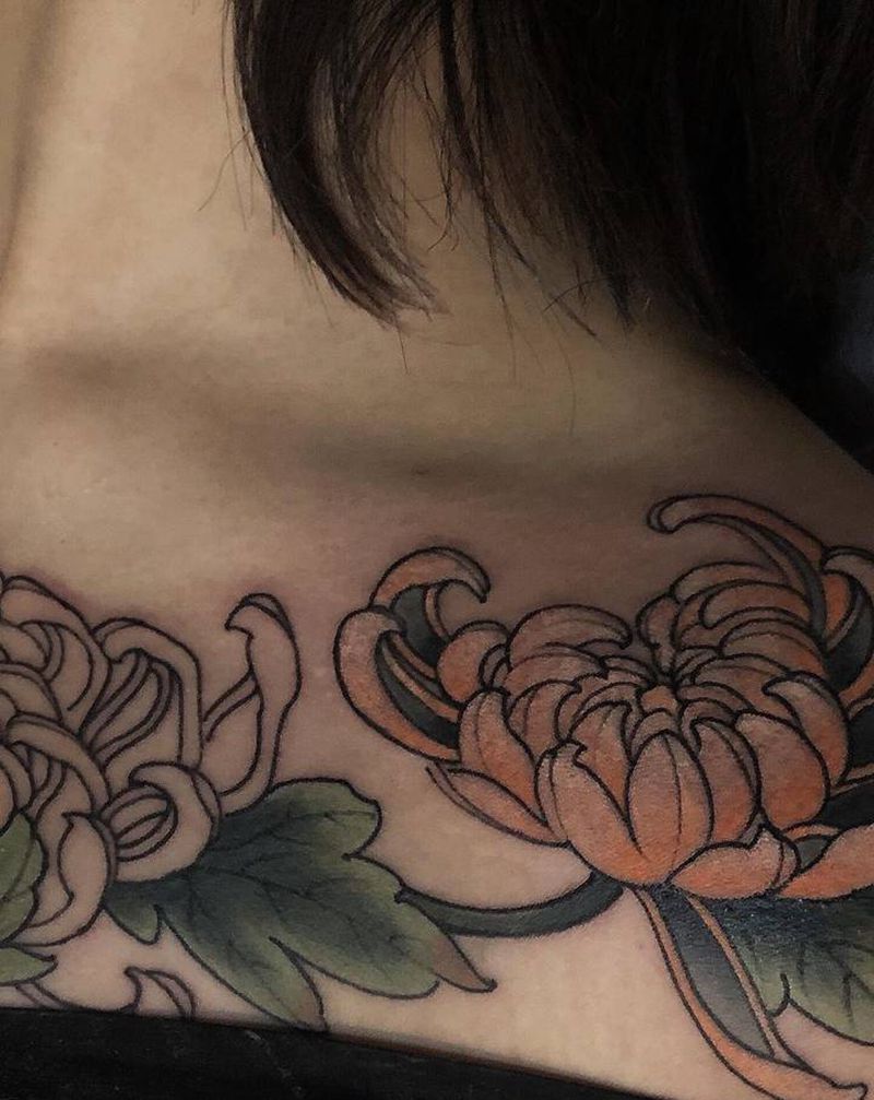 菊花胸纹身图片_胸部新传统菊花纹身图案