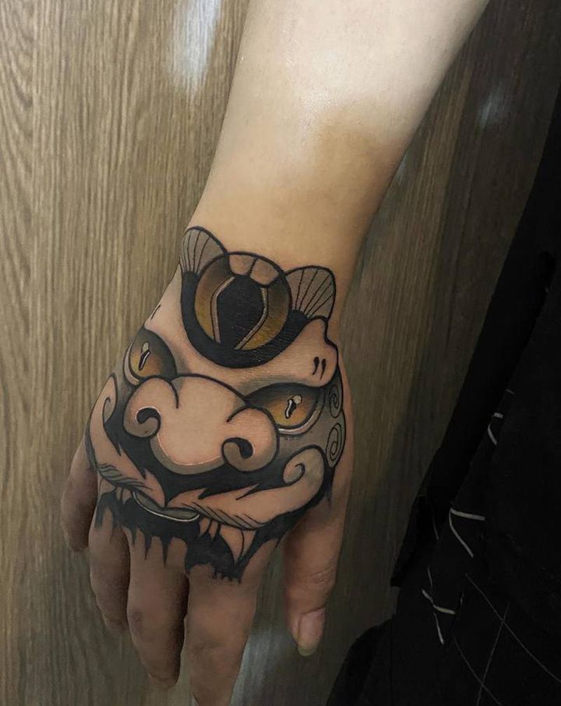 手背唐狮纹身图片_手部New School纹身图案