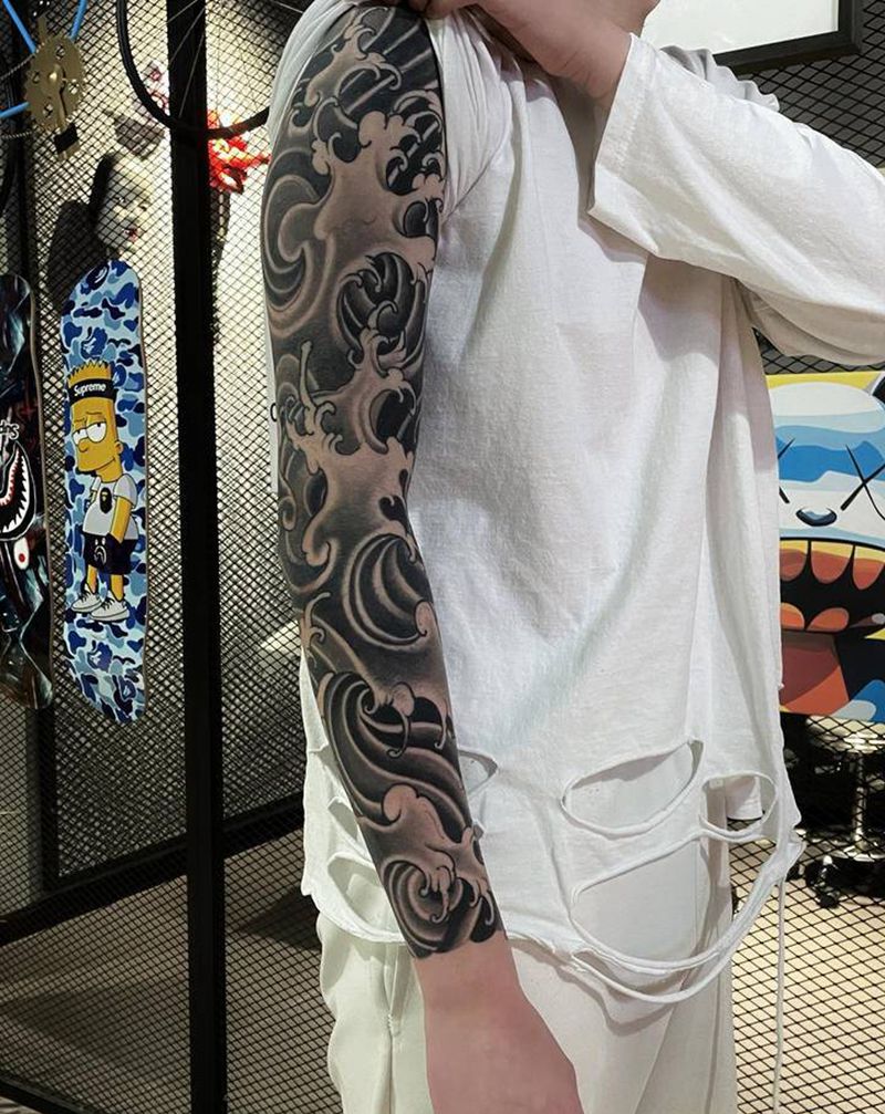 浪臂恢复后纹身图片_手臂新传统纹身图案