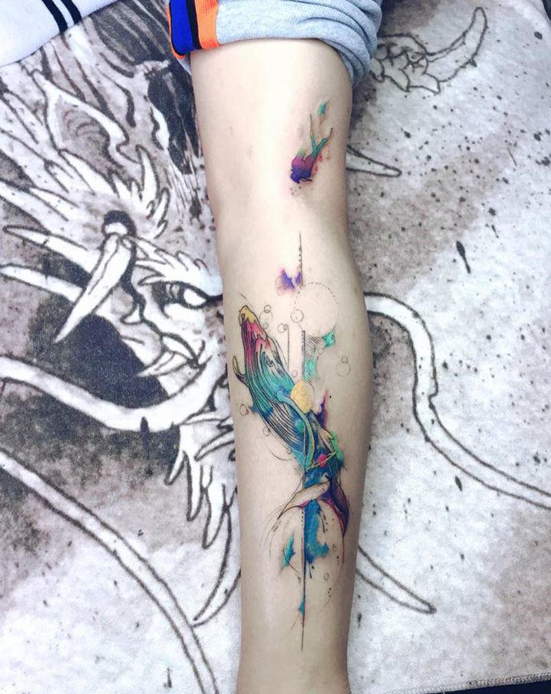 水彩鲸鱼潜水员纹身图片_腿部水彩纹身图案