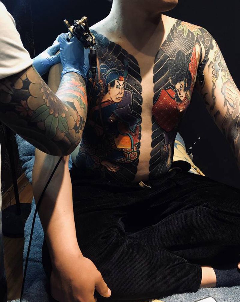 开衫作品纹身图片_腹部老传统纹身图案